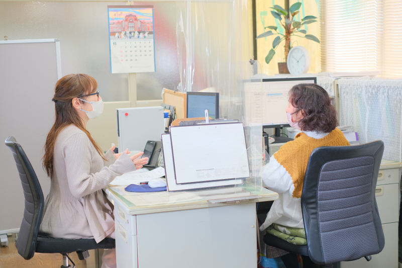 電話で楽しそうに話す事務スタッフ
